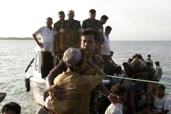 Des musulmans birmans font route par bateau en direction du Bangladesh