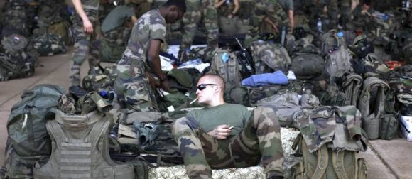 Des soldats français se rassemblent dans un hangar pour partir au Mali