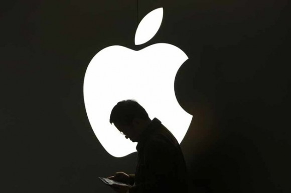 Le groupe informatique américain Apple s'apprêtait mardi à réaliser un emprunt obligataire de 17 milliards de dollars, un montant record pour une entreprise, selon le Wall Street Journal qui cite des investisseurs proches de l'opération