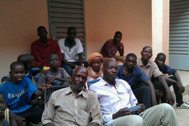 Boubacar Ousmane avec les hommes des différentes familles réfugiées dans la même maison