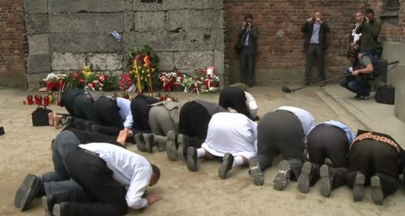 Imams priant devant le Mur de la Mort d'Auschwitz