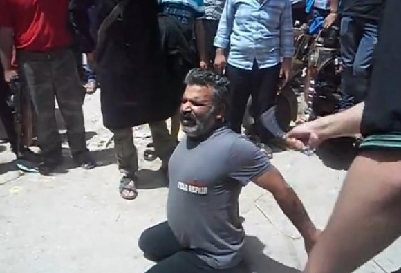Syrie : Un père reçoit 50 coups de fouet devant le public !