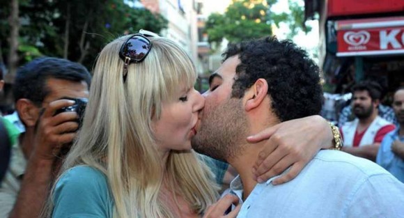 Turquie: Les baisers signe de protestation anti-islamiste