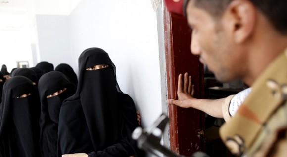 Arabie Saoudite : Une femme traversant la rue harcelée par tous les hommes