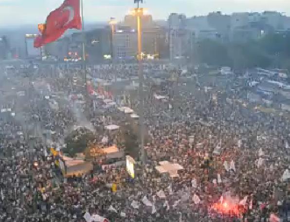 Images Inédites : Les Groupes Ultras rejoignent les manifestations en Turquie