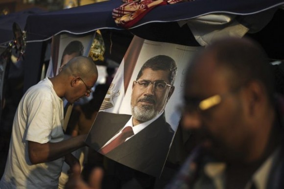 Des partisans du président déchu Mohamed Morsi ont participé à un rassemblement aux abords de la mosquée Rabaa al-Adawiya, dans le faubourg de Nasr City, lundi. PHOTO GIANLUIGI GUERCIA, AFP