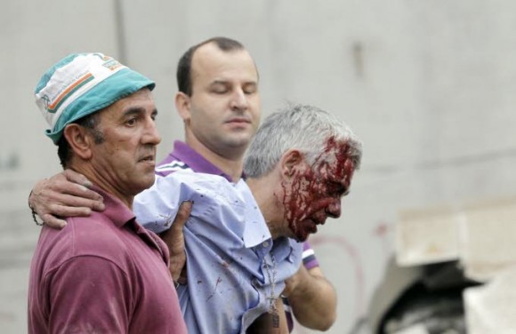 Le conducteur Francisco José Garzon Amo évacué après le déraillement du train à Saint-Jacques-de-Compostelle. Photo AFP