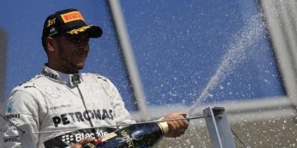 Lewis Hamilton célébrant sa victoire avec la traditionnelle bouteille de champagne