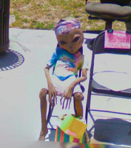 pose-sur-sa-chaise-cet-alien-se-relaxe-en-regardant-le-monde-defile-y-compris-la-voiture-google-street-view_129632_w460