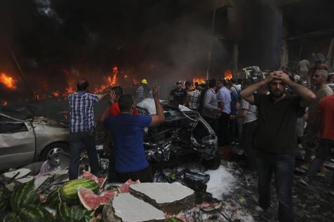 Sur les lieux de l'explosion au sud de Beyrouth, jeudi. (Reuters) 
