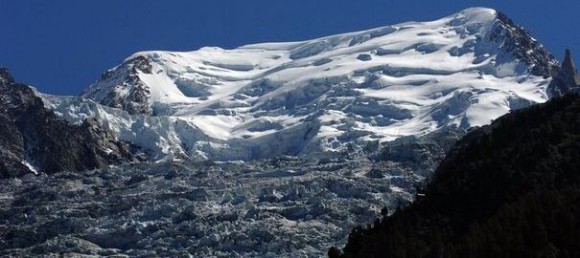 L'avalanche qui a fait deux victimes dans le massif du Mont-Blanc s'est déclenchée dans la nuit de lundi à mardi. afp.com/Jean-Pierre Clatot 