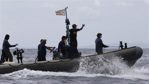 Les recherches ont repris dimanche matin pour retrouver les naufragés du MV Thomas Aquinas.  Photo :  AP/Bullit Marquez