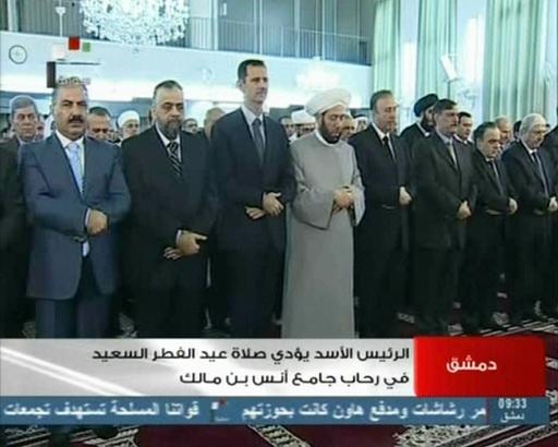 Le président syrien à la prière de l'Aid comme le montre la télé syrienne