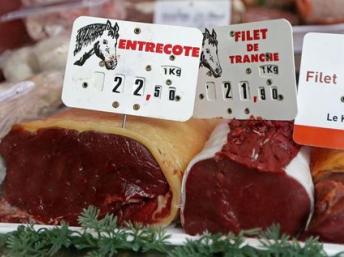 Morceaux de viande chevaline à une boucherie de chevaux à Rosny-sous-Bois près de Paris.