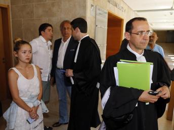 La fille Madina de Mukhtar Ablyazov (G), son mari Elias (2èG) et l'avocat Bruno Rebstock lors d'une audience en Août Reuters / Guillaume Horcajuelo