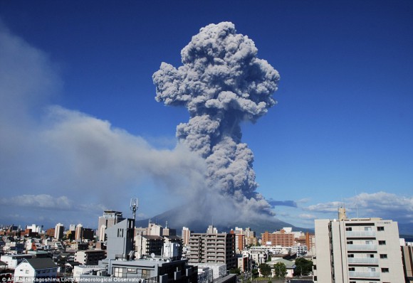 Éruption spectaculaire d'un volcan au Japon 