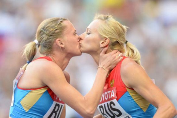 Les deux athlètes russes Rhyzova et Gushchina s'embrassent sur le podium, le 18 août 2013 YURI KADOBNOV / AFP