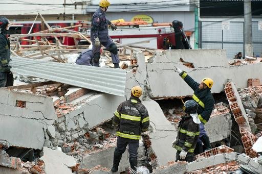 Les secouristes travaillent dans les décombres d'un immeuble en construction qui s'est effondré à Sao Paulo, au Brésil, le 27 Août 2013.