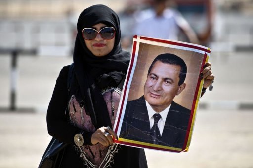 Une femme égyptienne avec le portrait du président déchu Hosni Moubarak le 14 Septembre 2013, à Caire.