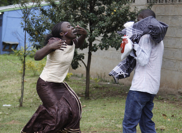 Ann Gakii, à gauche, réagit en dehors de la ville de Nairobi après avoir identifié le corps de son père.