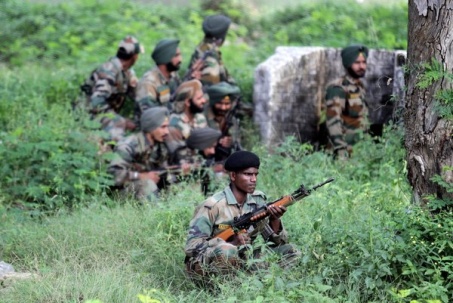 les soldats se mettent à couvert lors d'une attaque militante sur un camp à l'Inde Jammu-et-Cachemire.