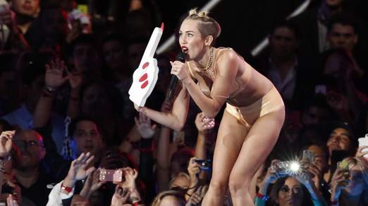 Miley Cyrus surpend tout le monde en se déguisant en Lil'kim