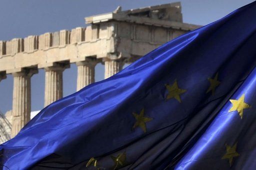 Les colonnes du temple du Parthénon vues derrière un drapeau de l'UE à Athènes