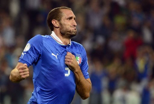 Giorgio Chiellini défenseur de l'Italie célèbre après avoir marqué lors de la Coupe du Monde de groupes de qualification match de l'Italie contre la République tchèque le 10 Septembre 2013 à Juventus Stadium. L'Italie a gagné 2-1.