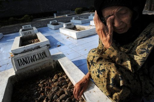 Une veuve indonésien visite la tombe de son mari au pied du monument de l'indépendance Rawagede - où les victimes d'un massacre 1947 par les troupes militaires néerlandais sont enterrés dans la province de Java Ouest
