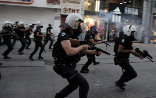 Émeute turque feu de la police des gaz lacrymogènes lors d'affrontements avec des manifestants à Istanbul, le 10 Septembre 2013.