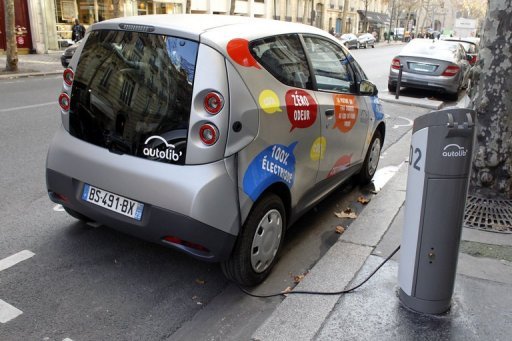 Une Autolib électrique BlueCar branché à une borne de recharge à Paris le 2 Décembre 2011.