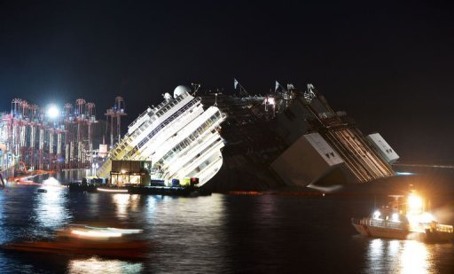 L'épave du Costa Concordia le bateau de croisière de l'Italie commence à sortir de l'eau le 16 Septembre 2013, près du port de Giglio Porto.
