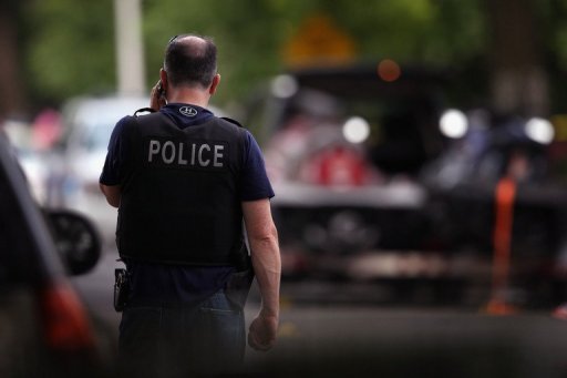 fichier image montre un officier de police qui gardait une scène de crime en Juillet à Chicago, Illinois, 