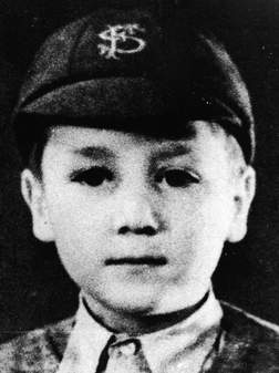 John Lennon écolier, âgé de huit ans