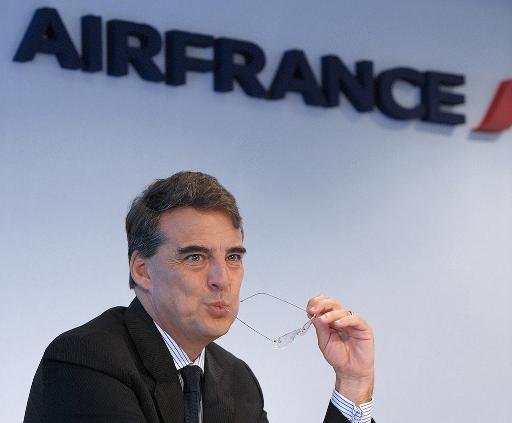 Une photo prise le 7 Janvier 2013 Danse, spectacle Air France PDG Alexandre de Juniac à la recherche sur lors d'une conférence de presse à Paris