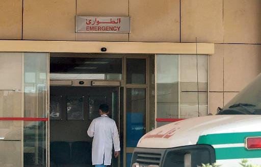 Un personnel médical entre dans la section des urgences d'un hôpital local dans le centre de la capitale saoudienne Riyad, le 13 mai 2013