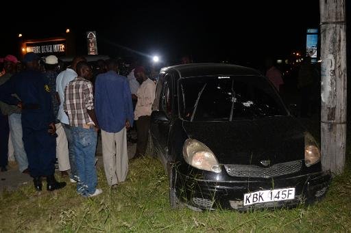 Des Kenyans se rassemblent autour de la voiture criblée de balles de imam Cheikh Ibrahim Ismail qui a été tué dans la fusillade le 3 Octobre 2013.