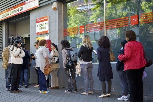 Demandeurs d'emploi espagnols attendent devant une agence pour l'emploi à Madrid, le 4 Juin 2013. Le taux de chômage en Espagne était de 26,2% en Juillet - le deuxième plus élevé dans la zone euro derrière la Grèce, où le taux de chômage est de 27,9%
