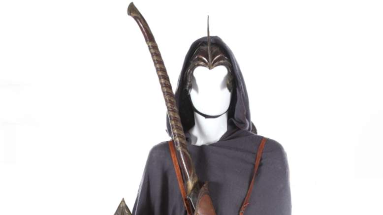 Le costume d'elfe (casque, manteau, bouclier, épée / sabre).