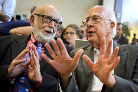 Le Physicien britannique Peter Higgs, à droite, en parlant avec son homologue belge François Englert lors d'une conférence de presse à l'Organisation européenne pour la recherche nucléaire