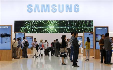 Les journalistes visitent le stand Samsung lors d'une journée de prévisualisation des médias à l'IFA 