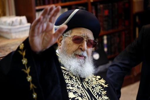 Le rabbin Ovadia Yossef, le chef spirituel de la communauté juive séfarade d'Israël et le parti ultra-orthodoxe Shas, les gestes lors d'une réunion à Jérusalem le 11 Décembre 2011