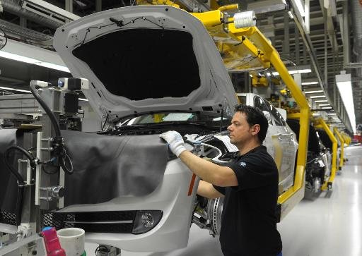 Un employé travaille à la chaîne de montage du constructeur automobile allemand BMW usine de Dingolfing, sud de l'Allemagne le 23 Mars 2012