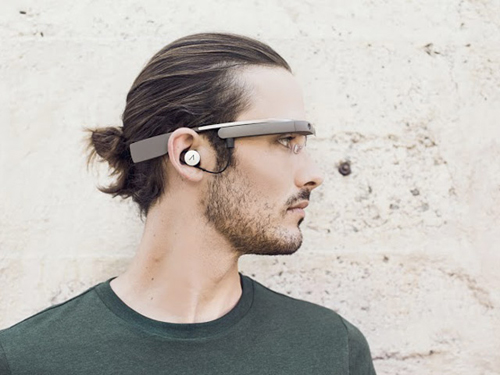 La nouvelle version des Google Glass avec son oreillette