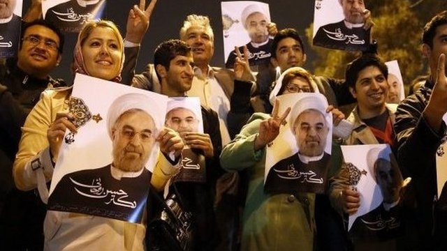 Une foule en adoration s’est réunie pour rencontrer les négociateurs iraniens