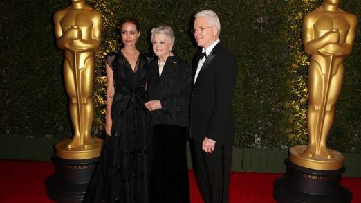 Jolie, Angela Lansbury, et Steve Martin sur le tapis rouge
