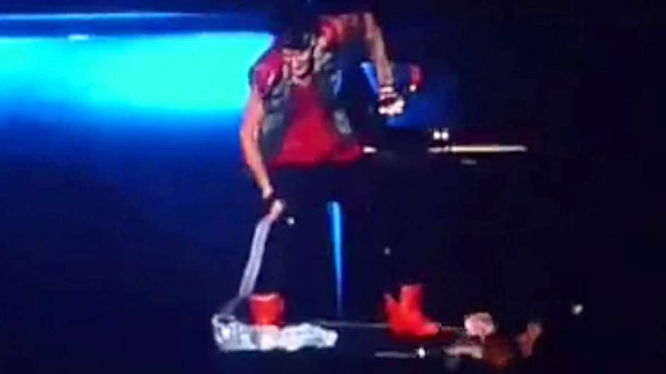 Justin Bieber a lancé les drapeaux après qu'ils ont été jetés sur scène