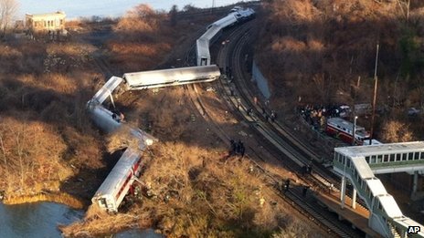 Le train semblait aller "beaucoup plus vite que la normale'' alors qu'il approchait de la courbe, a déclaré un passager