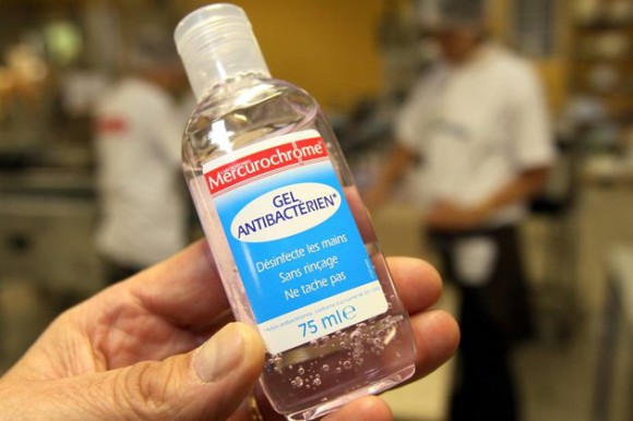 Produits contenant des antibactériens chimiques: doutes sur leur efficacité et inoffensivité