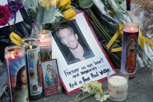 Hommage à Paul Walker à l'endroit où il a trouvé la mort à Los Angeles